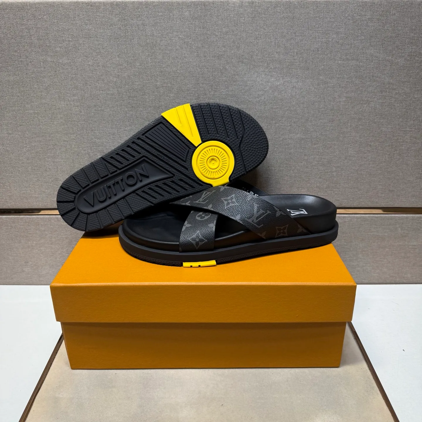 Men's men's shoes 💰pp420 [LV～] Men's casual slippers 2025z cabinet sales simultaneously 🔶Size: 38-44#️⃣ 🔷2 colors🔜The upper is made of multi-material splicing➕Cow leather lining, comfortable and breathable, sole: original comfortable, wear-resistant and non-slip outsole, ⚠️Real shot📱Photographed🎬The real thing is better📢📢📢